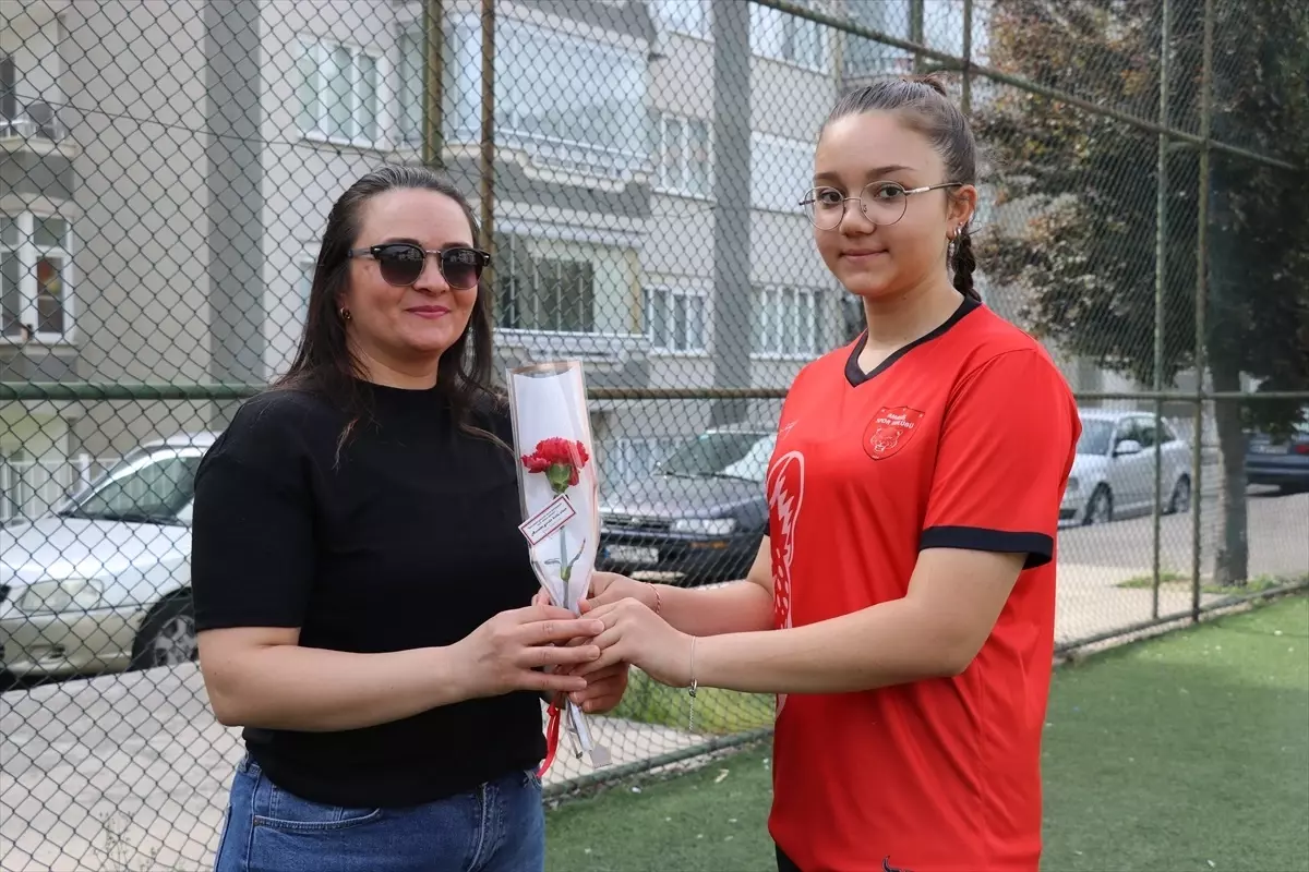 Amasis Kadın Futbol Takımı'ndan Anneler Günü Sürprizi