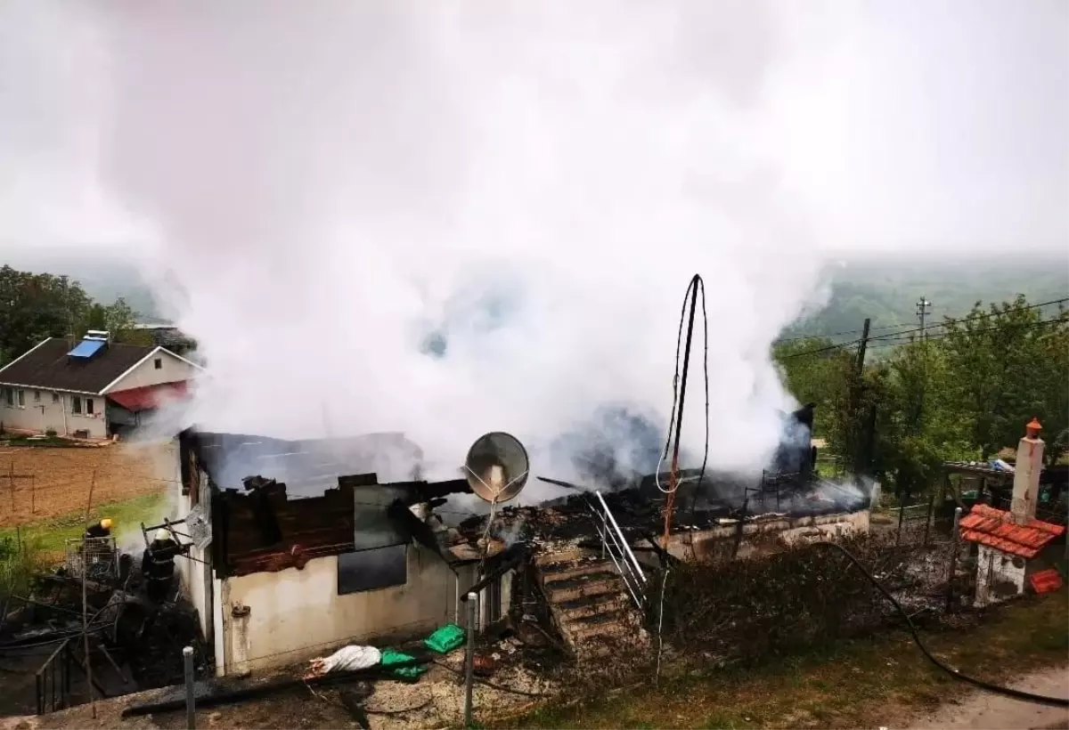 Sinop'ta Ahşap Evde Yangın: Ev Kullanılamaz Hale Geldi