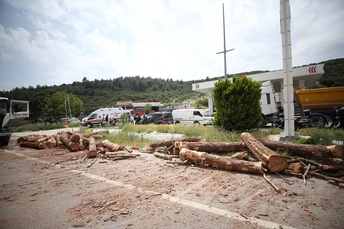 Çanakkale'de Otobüs-Kamyon Çarpıştı