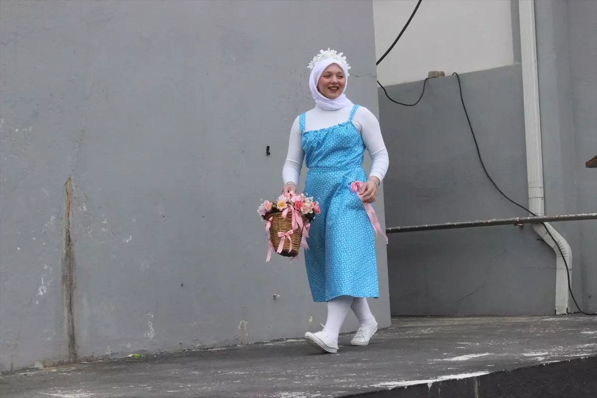 Sakarya'da öğrenciler atık malzemelerden yaptıkları kıyafetler ve nostaljik giysilerle sahneye çıktı