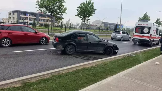 İnegöl'de Otomobil Bariyerlere Çarptı
