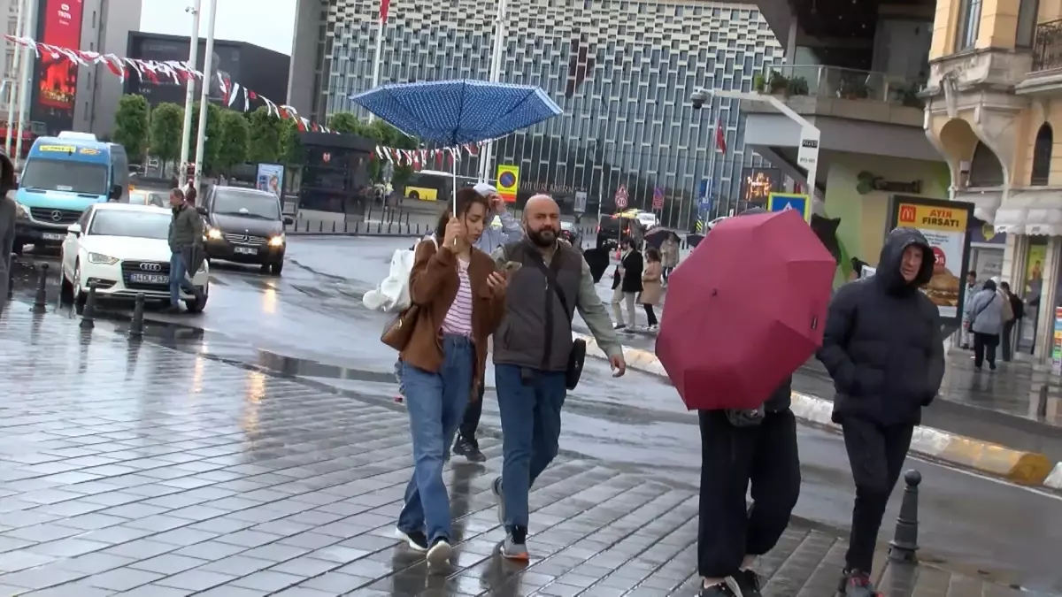 İstanbul'da Yağmur ve Rüzgar Zorlu Anlar Yaşatıyor
