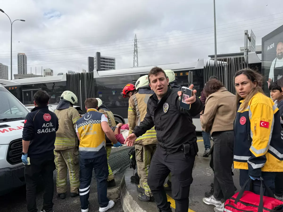 Beylikdüzü'nde Metrobüs Kazası
