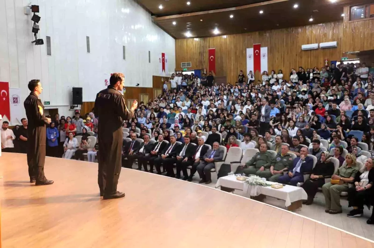 SOLOTÜRK Elazığ'da Uçuş Gösterisi ve Söyleşi Düzenledi