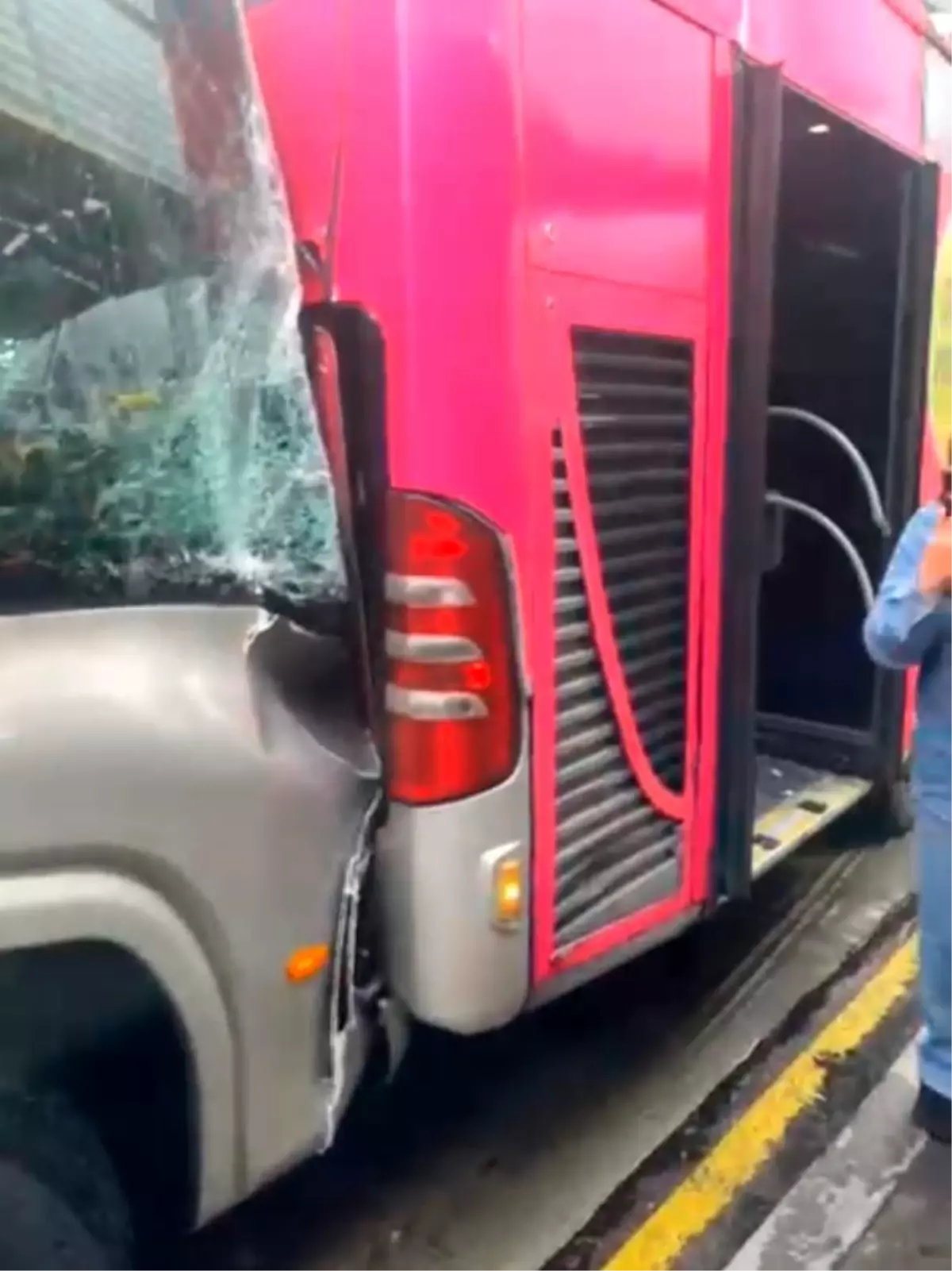 Beylikdüzü'nde Metrobüs Kazası: 14 Yaralı