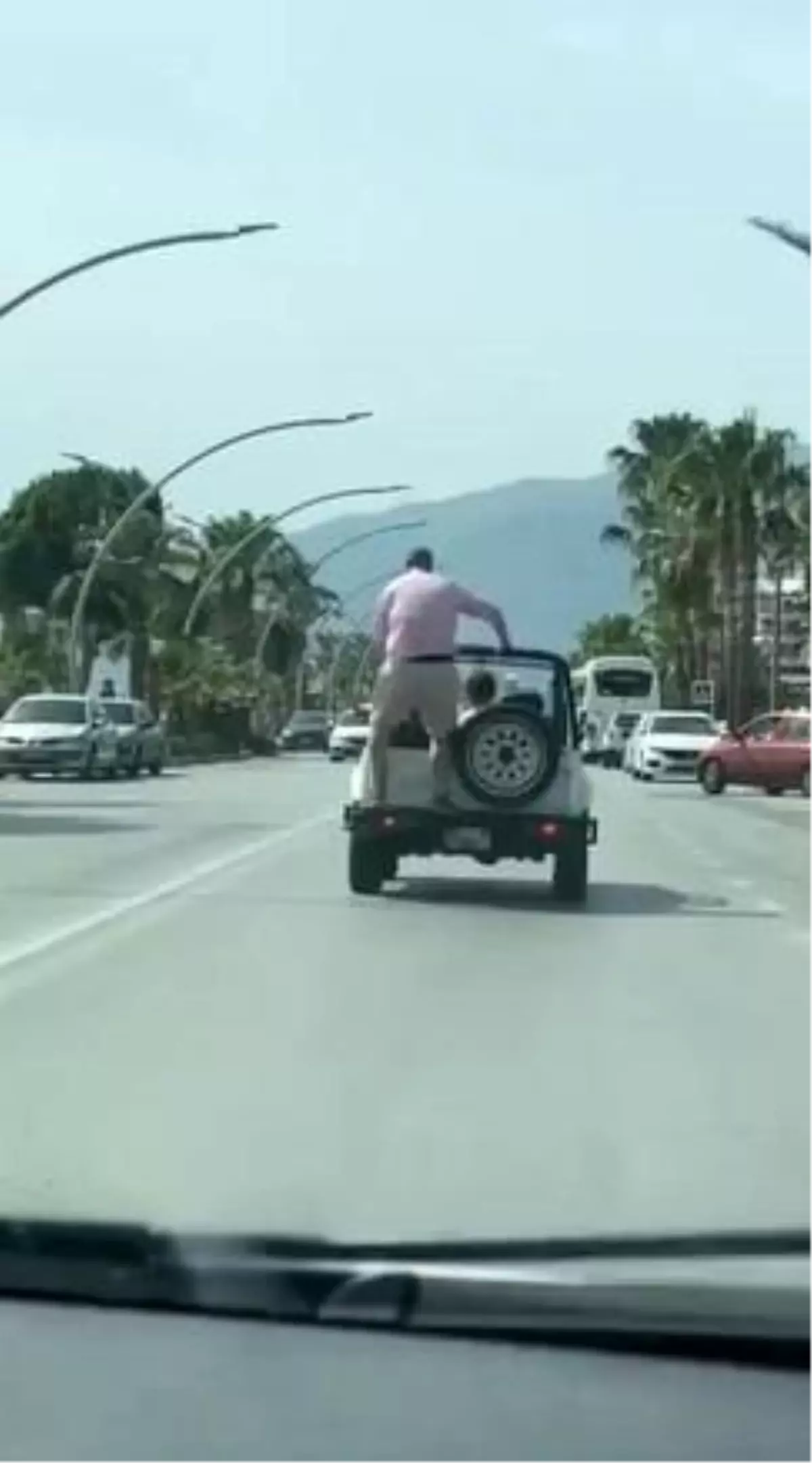 Alanya'da Turistlerin Akrobatik Gösterisi Trafiği Tehlikeye Attı