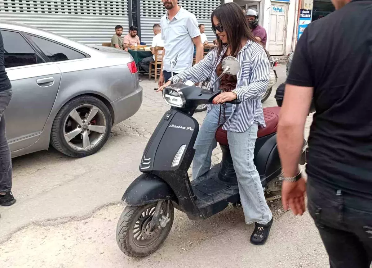 Kozan'da Motosikletli Kız Kamyondan Son Anda Kurtuldu