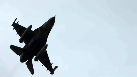 İsrail F-16'sı Bombayı Açık Alana Düşürdü