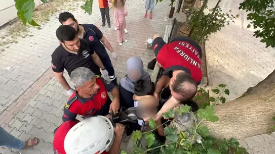 Demir Korkulukta Sıkışan Çocuk Kurtarıldı