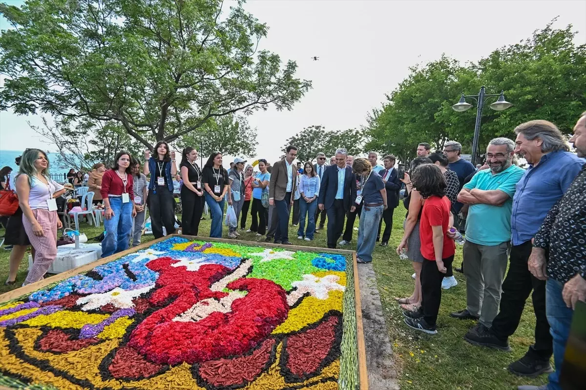 Çiçek Desenleri Günleri, Antalya'da Renkli Görüntüler Sunuyor