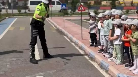 Trafik Polisi Çocuklara Güven Verdi