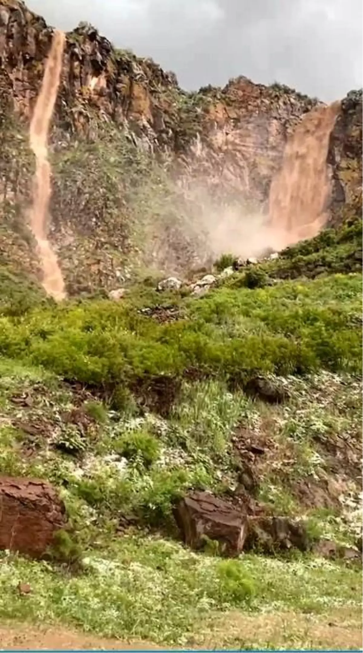 Kars Akyaka'da Sağanak Yağmur Sonrası Sel ve Şelaleler