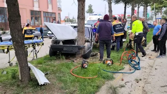 Yalvaç'ta Araç Ağaca Çarptı: 2 Yaralı