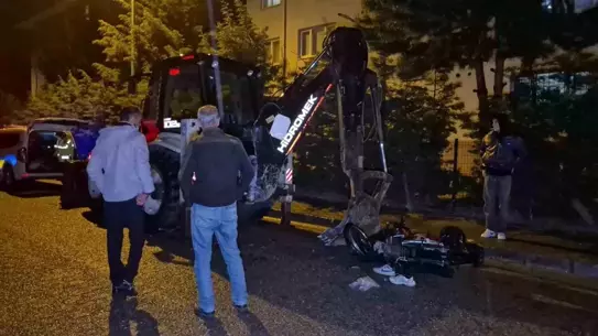 Motosiklet yağmurda iş makinesine çarptı