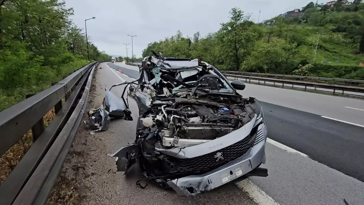 Sapanca'da TIR'a Arkadan Çarpan Cipte Yaralı