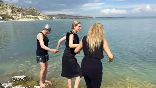 Wilma Elles ve Tuğba Özay, Van Gölü'ne Girdi