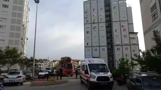 Manavgat'ta Ailevi Sorunlar Nedeniyle Çatıya Çıkan Kadın İkna Edildi