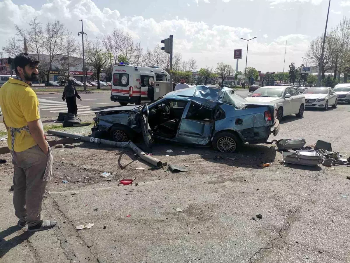 Kayseri'de Otomobil-Kamyonet Kazası
