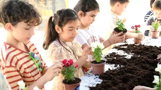 Minik Öğrenciler Fidanlıkta Çiçek Dikti