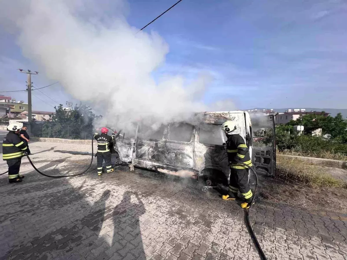 Hatay'da Hurda Minibüs Yandı
