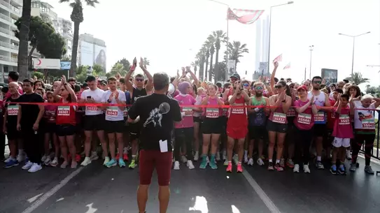 İzmir'de Zübeyde Hanım Koşusu Yapıldı