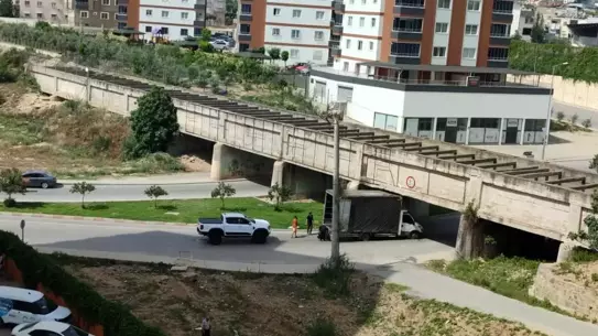Tarsus'ta Kamyonet Köprüye Sıkıştı