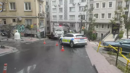 Beyoğlu'nda Takla Atan Araç Yaya Kurtardı
