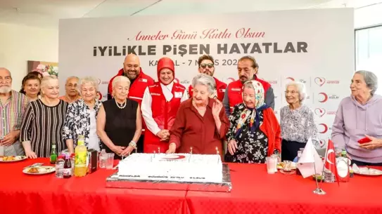Kızılay'dan Annelere Özel Kutlama