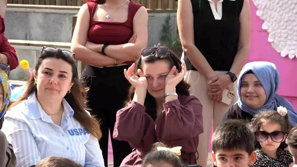 Minik Öğrenciler Anneler Günü'nde Annelerine Sürpriz Hazırladı