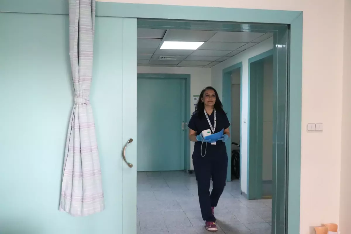 Şarkılarla Hastaları Yeniden Hayata Dönüren Hemşire