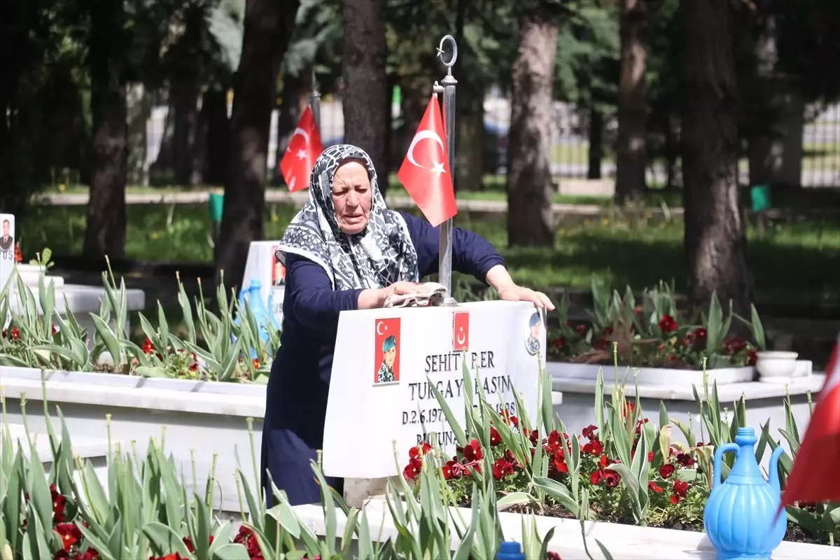 Kayseri'de şehit anneleri, Anneler Günü'nde evlatlarının kabri başında dua etti