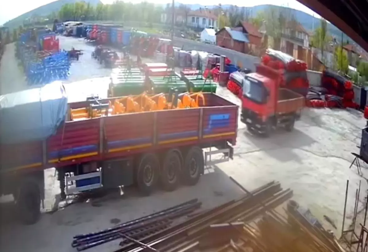Tokat'ta Park Halindeki Kamyonet Aniden Hareket Etti