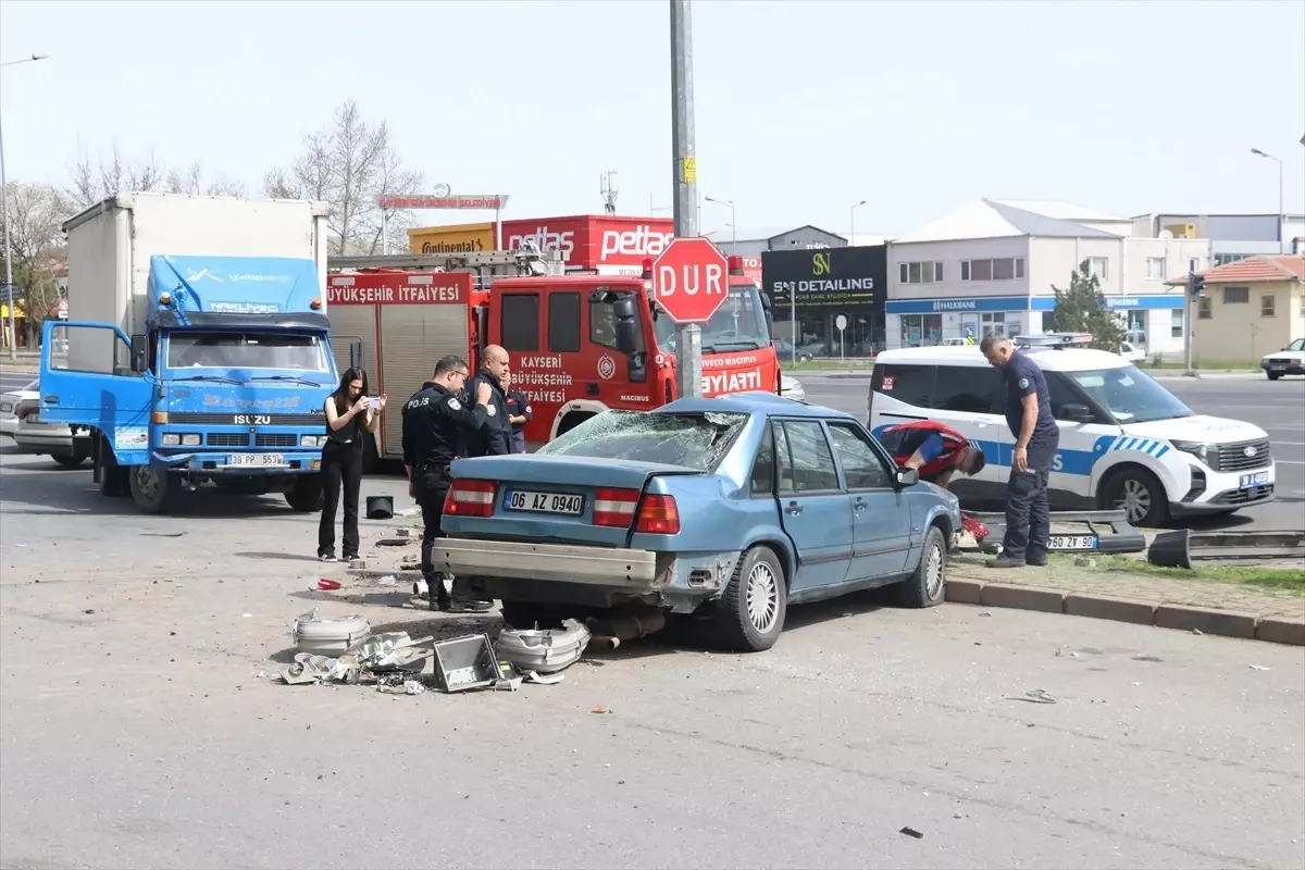 Kayseri'de Otomobil-Kamyonet Çarpışması: 1 Yaralı