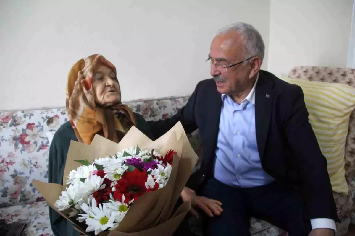 110 Yaşındaki Hayriye Nine'ye Anneler Günü Ziyareti