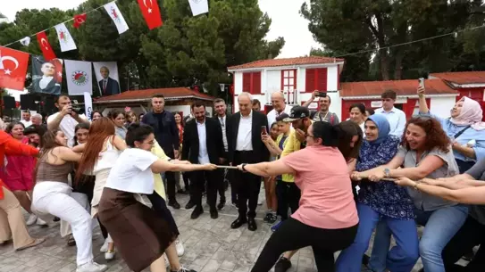 Kepez'de Anneler Günü Etkinliği Renkli Görüntülere Sahne Oldu