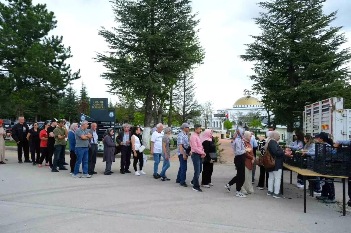 Eskişehir'de Anneler Günü'nde Ücretsiz Çiçek Dağıtımı