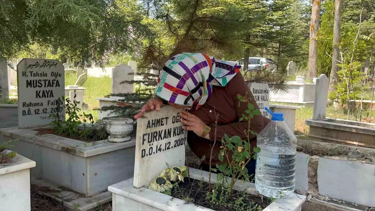 Anneler Günü'nde Mezarlıklara Akın