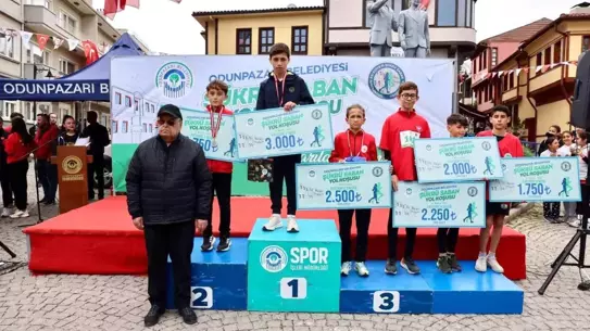 Odunpazarı'nda 19 Mayıs Bayramı Anısına Şükrü Saban Yol Koşusu Düzenlendi
