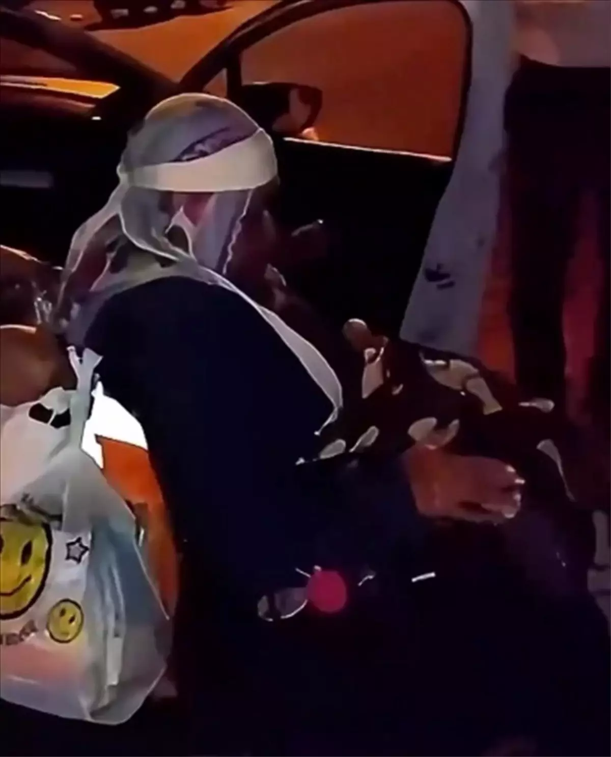 Yaşlı Kadına Akülü Sandalyede Yardım