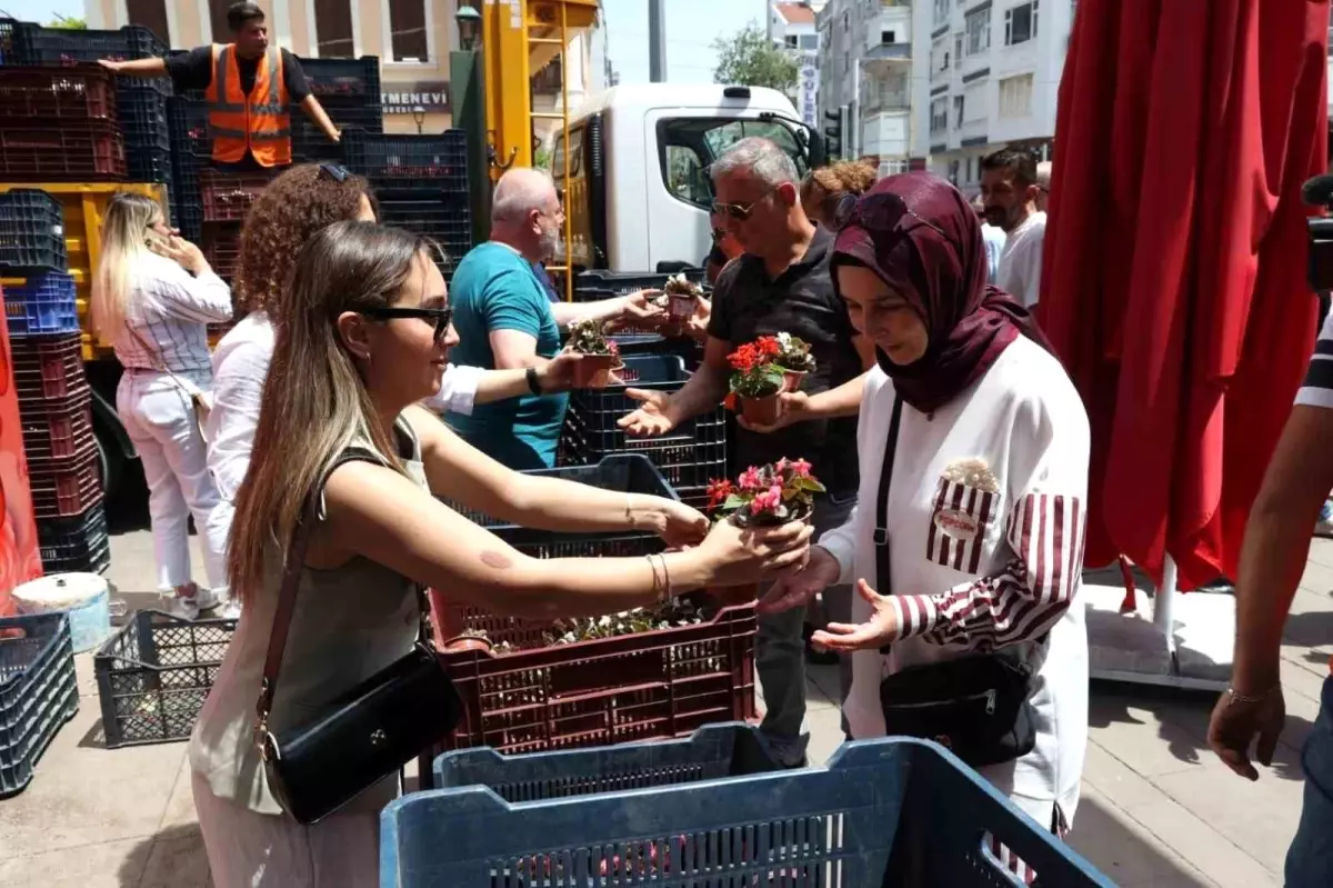 Antalya Büyükşehir Belediyesi'nden Anneler Günü'ne Özel Çiçek Dağıtımı