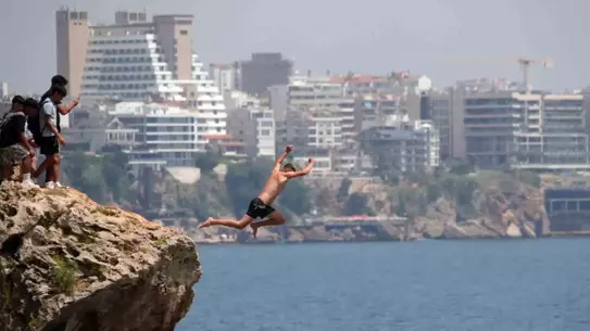 Antalya'da Falezlerden Tehlikeli Atlayışlar
