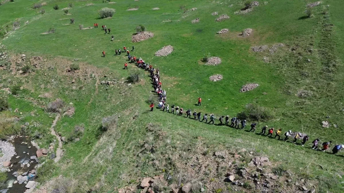 Kars'ta Doğa Yürüyüşü: Kozlu Şelalesi'ne 117 Katılımcı