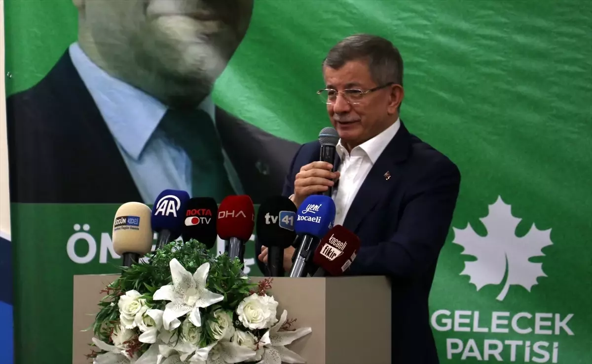 Gelecek Partisi Genel Başkanı Davutoğlu, Kocaeli'de Anneler Günü programına katıldı