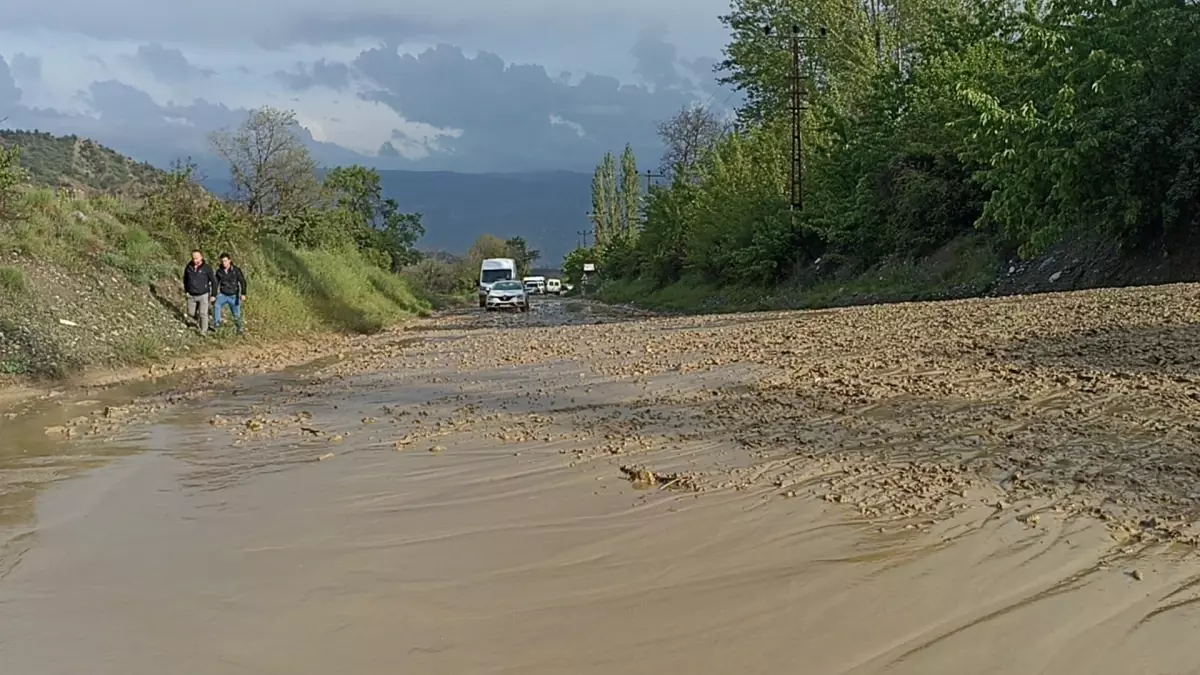 Tosya'da Sağanak Sel, Kara Yolu Kapatıldı