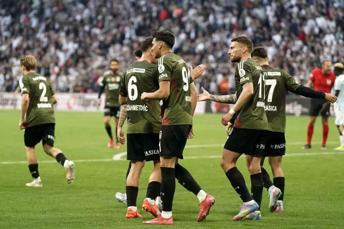 Beşiktaş - Adana Demirspor: İlk Yarı 2-1