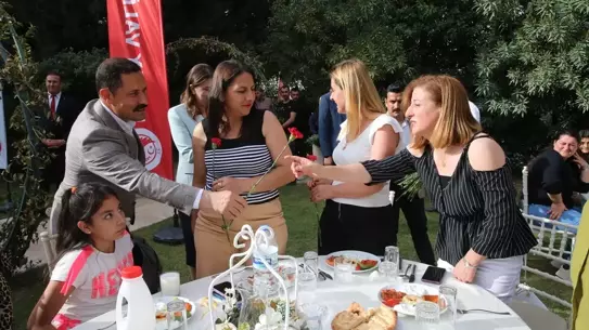 Hatay Valisi Masatlı, depremzede annelerle bir araya geldi
