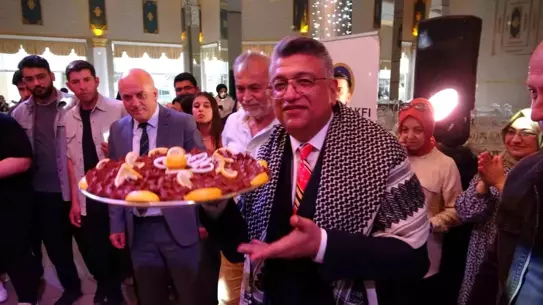 Rektörden Öğrencilere Çiğ Köfte İkramı