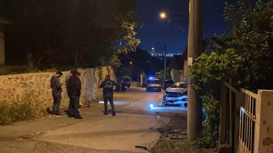 Kurşun yağmuruna tutulan otomobil kaza yaparak durabildi