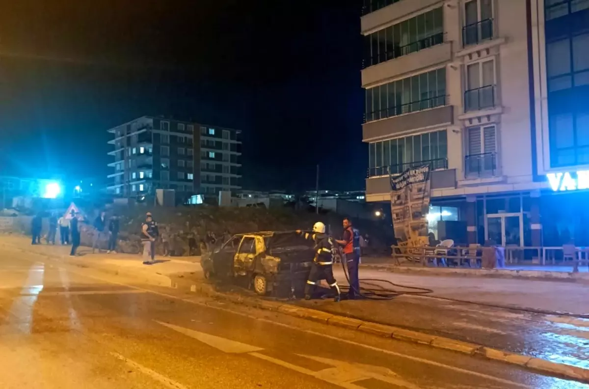 Adıyaman'da park halindeki otomobil yandı
