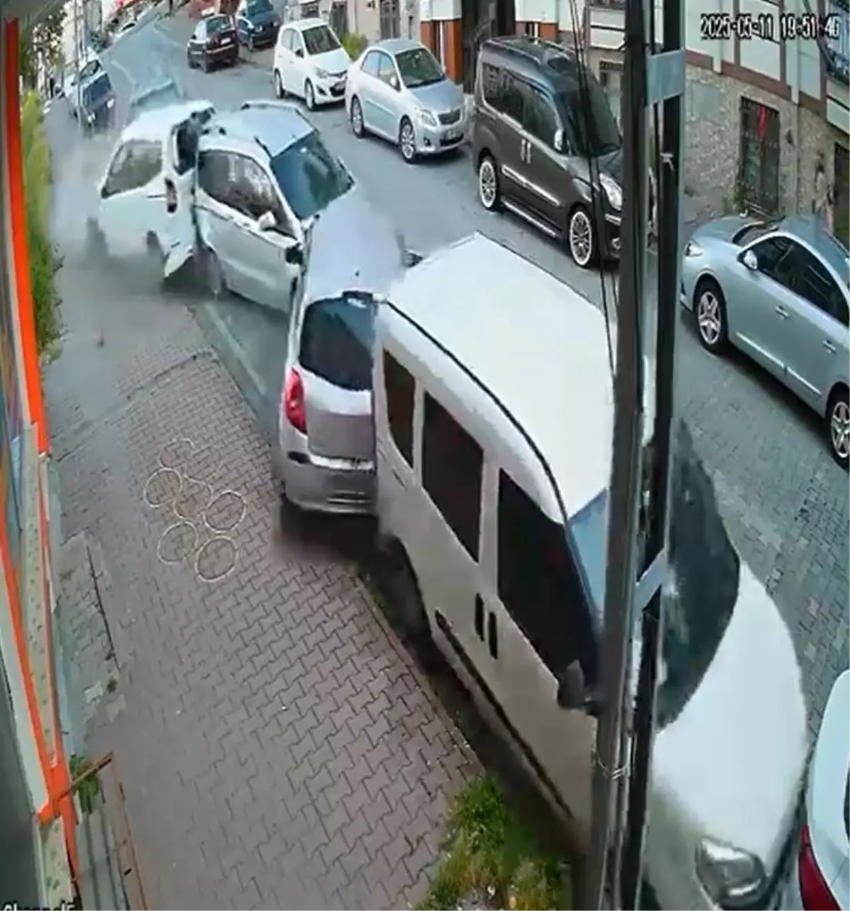 Esenyurt'ta Park Halindeki Araçlara Çarpan Sürücü Kaçtı